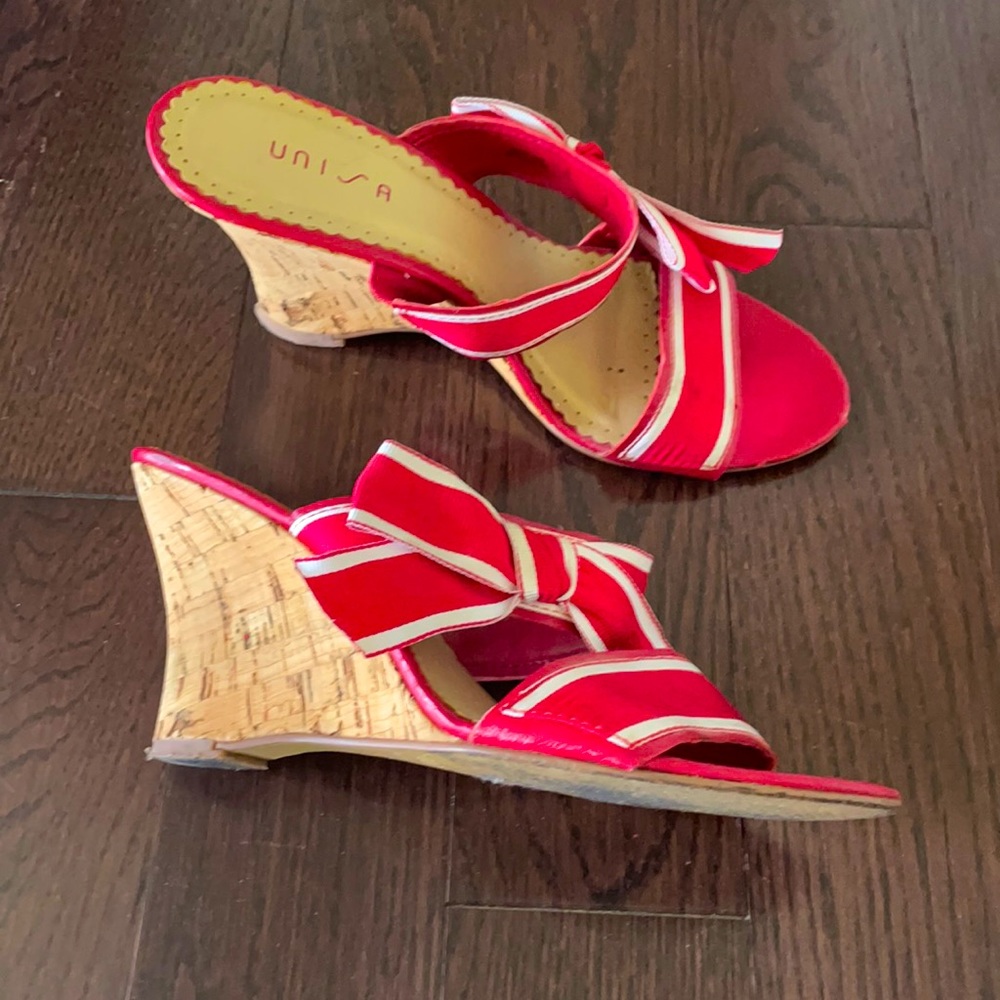 Red ribboned wedge